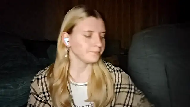 Snapshot of LynteriLain chatting on October 9, 2025, 8:18 pm LynteriLain online show from October 9, 2025, 8:18 pm