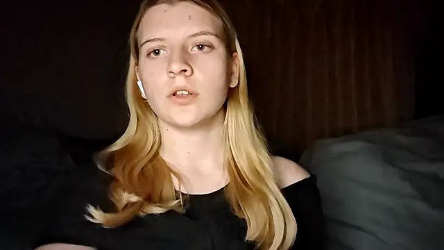 Snapshot of LynteriLain chatting on October 15, 2025, 8:53 pm LynteriLain online show from October 15, 2025, 8:53 pm