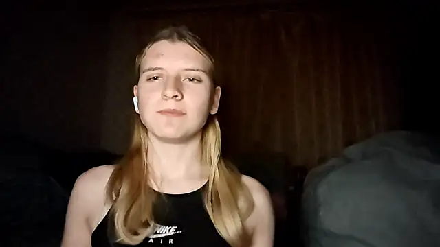 Snapshot of LynteriLain chatting on October 17, 2025, 9:39 pm LynteriLain online show from October 17, 2025, 9:39 pm