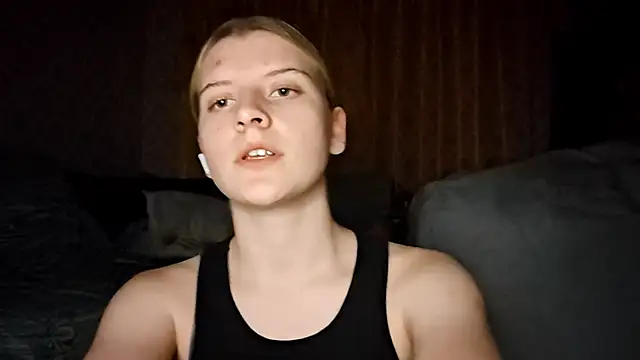 Snapshot of LynteriLain chatting on October 18, 2025, 7:58 pm LynteriLain online show from October 18, 2025, 7:58 pm