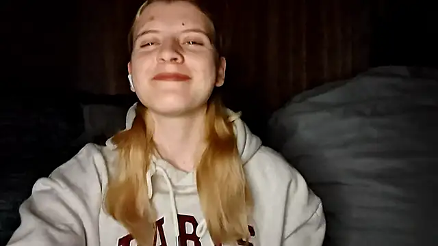 Snapshot of LynteriLain chatting on October 19, 2025, 8:20 pm LynteriLain online show from October 19, 2025, 8:20 pm