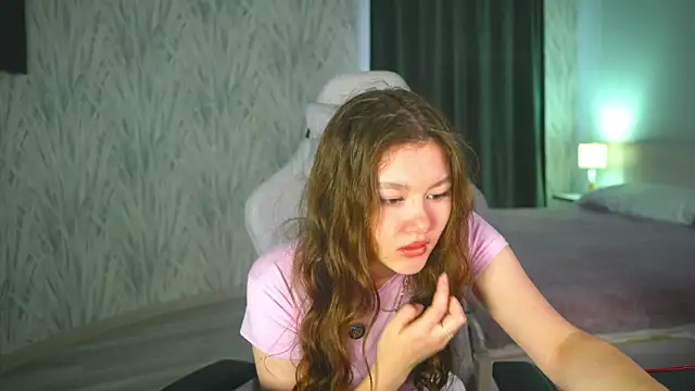 LewisThrone online show from September 29, 2025, 4:17 am