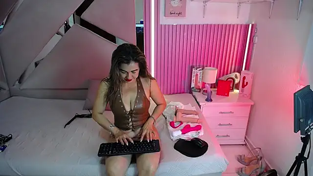 chloe  Jones  online show from July 13, 2026, 2:09 pm