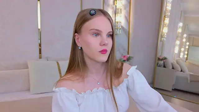 Lili Lohan online show from June 21, 2026, 5:10 am
