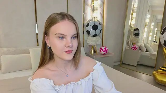 Lili Lohan online show from July 1, 2026, 5:09 am
