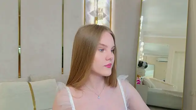 Lili Lohan online show from July 4, 2026, 5:02 am