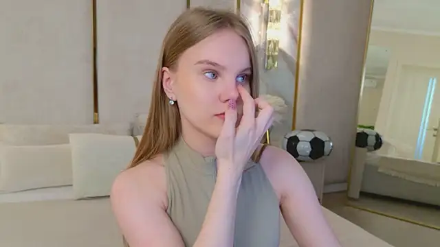 Lili Lohan online show from July 16, 2026, 5:02 am