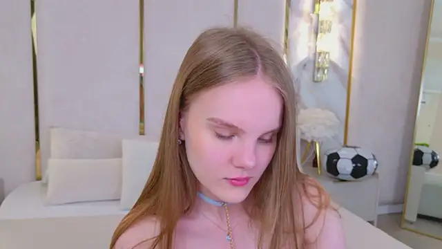 Lili Lohan online show from July 17, 2026, 5:03 am