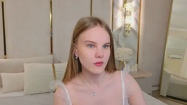 Lili Lohan online show from July 24, 2026, 5:05 am