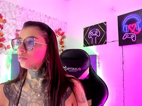 Snapshot of Hecate_Queen chatting on November 6, 2025, 1:23 pm Hecate Queen online show from November 6, 2025, 1:23 pm