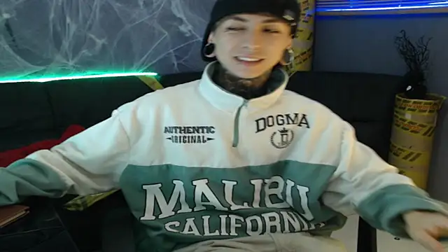 Snapshot of Kuregari_xs chatting on October 26, 2025, 4:29 am Kuregari xs online show from October 26, 2025, 4:29 am