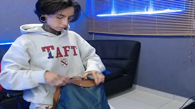 Snapshot of Kuregari_xs chatting on November 16, 2025, 10:59 pm Kuregari xs online show from November 16, 2025, 10:59 pm