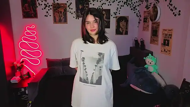 Snapshot of kira_kick chatting on October 27, 2025, 5:17 pm kira kick online show from October 27, 2025, 5:17 pm