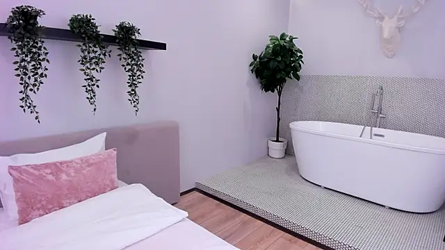 NikkaBush online show from November 3, 2025, 6:09 pm