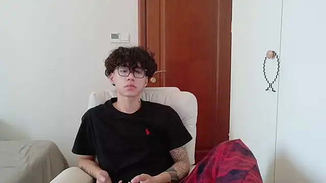 Snapshot of hangzi-0011 chatting on October 15, 2025, 7:41 am hangzi-0011 online show from October 15, 2025, 7:41 am