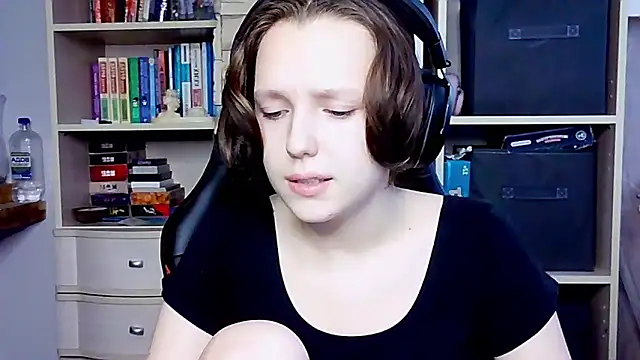 Snapshot of Diana-back chatting on October 13, 2025, 7:41 am Diana-back online show from October 13, 2025, 7:41 am