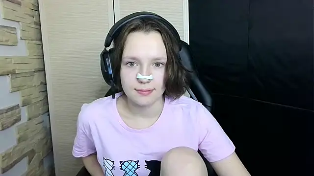 Snapshot of Diana-back chatting on November 13, 2025, 12:26 pm Diana-back online show from November 13, 2025, 12:26 pm