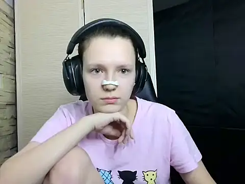 Snapshot of Diana-back chatting on November 15, 2025, 1:18 pm Diana-back online show from November 15, 2025, 1:18 pm