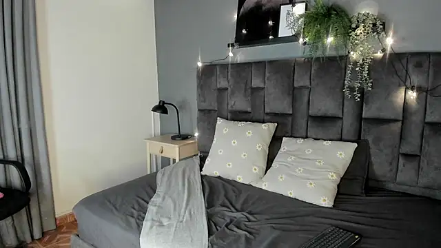 Julietasweett   online show from October 27, 2025, 7:40 pm