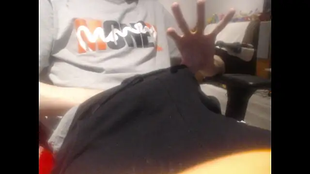 LoyalDoggie online show from December 18, 2025, 10:16 pm