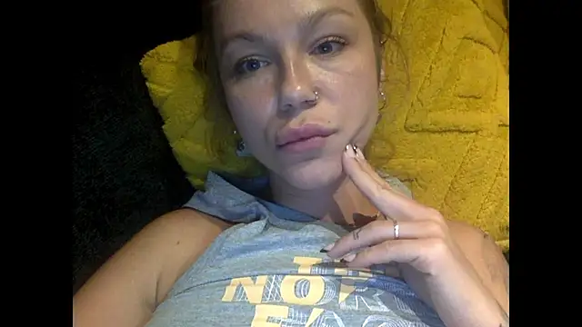 Snapshot of MiraLuna chatting on October 13, 2025, 9:04 pm MiraLuna online show from October 13, 2025, 9:04 pm