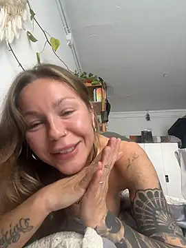 Snapshot of MiraLuna chatting on November 6, 2025, 12:06 pm MiraLuna online show from November 6, 2025, 12:06 pm