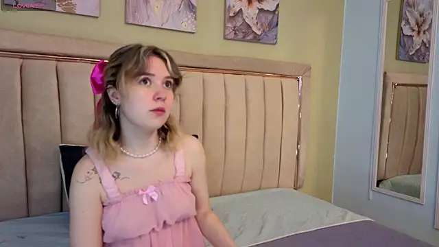 Lucia Copper online show from November 9, 2025, 12:03 pm