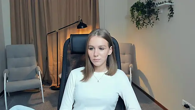 Snapshot of TienKnous chatting on October 3, 2025, 2:58 pm TienKnous online show from October 3, 2025, 2:58 pm