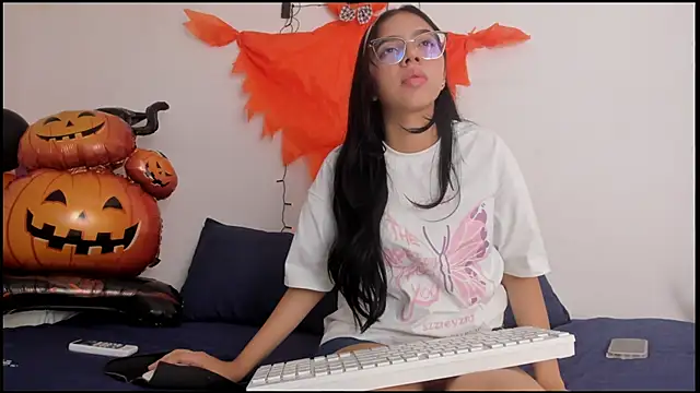 Snapshot of Ainoa_Pink chatting on October 17, 2025, 7:38 pm Ainoa Pink online show from October 17, 2025, 7:38 pm