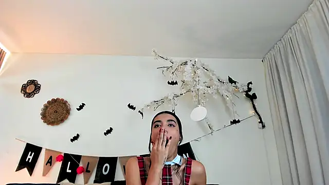 cloe taylor   online show from October 25, 2025, 3:47 am