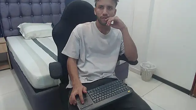 Juan FelipeX01 online show from November 18, 2025, 4:00 pm