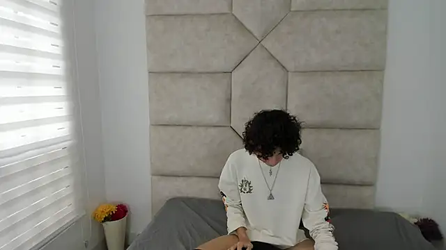 Snapshot of Scaarlett_22_ chatting on October 15, 2025, 5:35 pm Scaarlett 22 online show from October 15, 2025, 5:35 pm