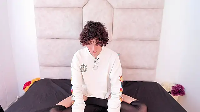 Snapshot of Scaarlett_22_ chatting on October 19, 2025, 5:24 pm Scaarlett 22 online show from October 19, 2025, 5:24 pm