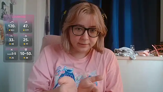 Snapshot of LolaWEI chatting on October 29, 2025, 7:32 am LolaWEI online show from October 29, 2025, 7:32 am