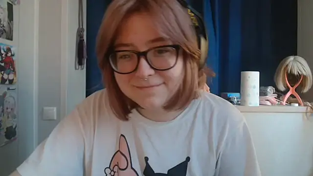 Snapshot of LolaWEI chatting on November 11, 2025, 7:30 am LolaWEI online show from November 11, 2025, 7:30 am