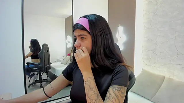 fiorella18  online show from November 14, 2025, 2:10 am