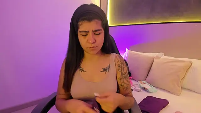 fiorella18  online show from December 22, 2025, 2:19 am