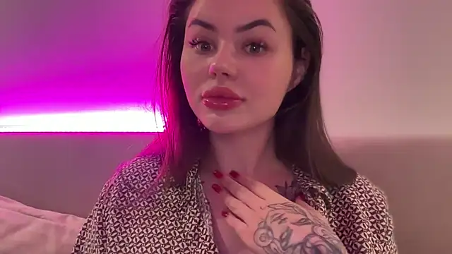 AlmaryKim online show from September 19, 2025, 9:04 pm