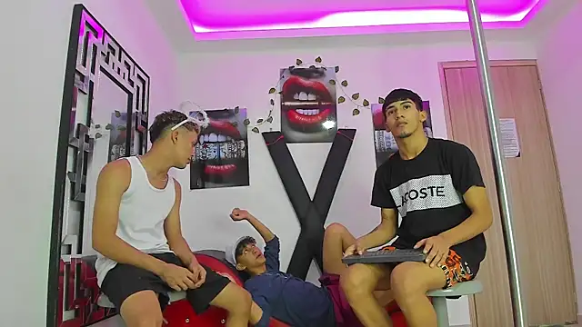 Snapshot of VERY_HOT_GUYS chatting on October 2, 2025, 2:07 am VERY HOT GUYS online show from October 2, 2025, 2:07 am