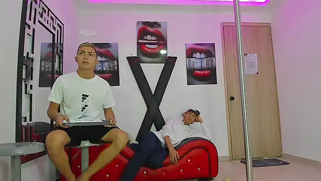 Snapshot of VERY_HOT_GUYS chatting on October 3, 2025, 1:35 am VERY HOT GUYS online show from October 3, 2025, 1:35 am