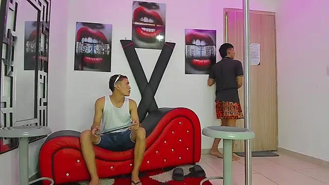 Snapshot of VERY_HOT_GUYS chatting on October 13, 2025, 1:38 am VERY HOT GUYS online show from October 13, 2025, 1:38 am