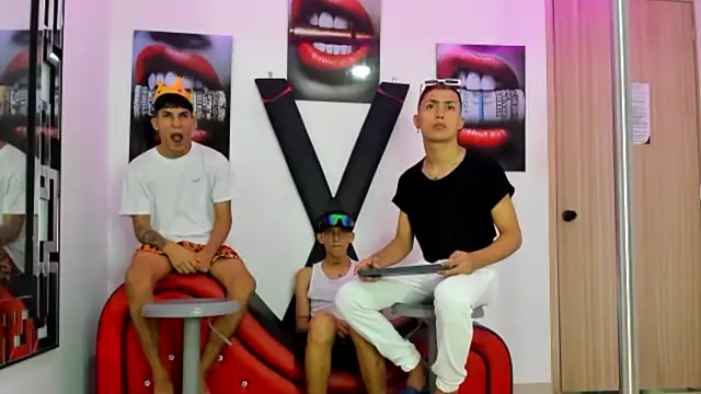 Snapshot of VERY_HOT_GUYS chatting on October 31, 2025, 1:17 am VERY HOT GUYS online show from October 31, 2025, 1:17 am