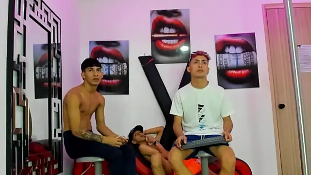 Snapshot of VERY_HOT_GUYS chatting on November 1, 2025, 1:29 am VERY HOT GUYS online show from November 1, 2025, 1:29 am