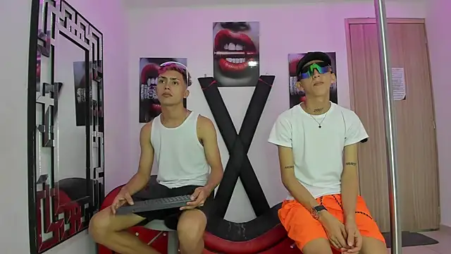 Snapshot of VERY_HOT_GUYS chatting on November 16, 2025, 1:33 am VERY HOT GUYS online show from November 16, 2025, 1:33 am