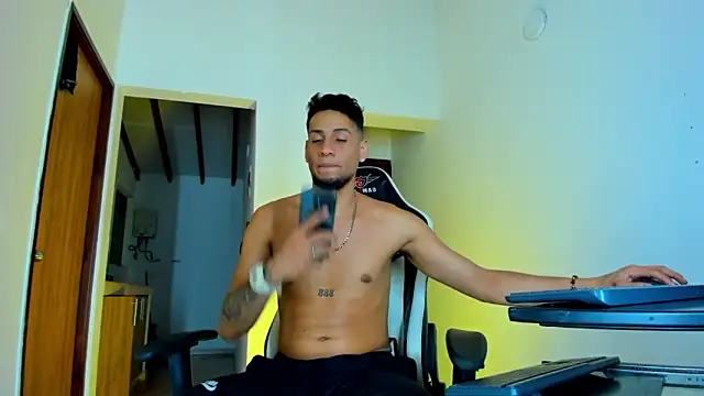 Snapshot of daddys_insanee chatting on October 7, 2025, 2:09 am daddys insanee online show from October 7, 2025, 2:09 am