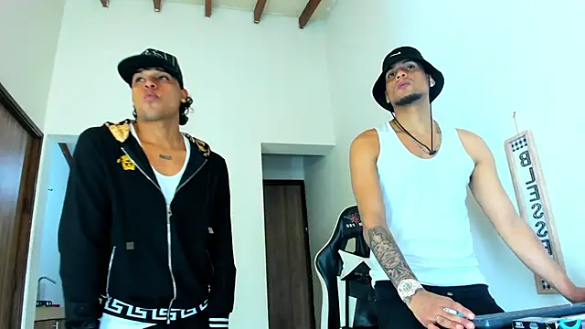 Snapshot of daddys_insanee chatting on October 19, 2025, 5:30 am daddys insanee online show from October 19, 2025, 5:30 am