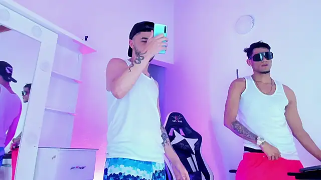 Snapshot of daddys_insanee chatting on October 22, 2025, 6:51 pm daddys insanee online show from October 22, 2025, 6:51 pm