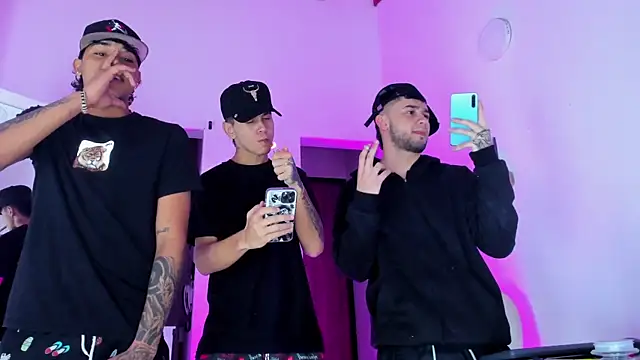 Snapshot of daddys_insanee chatting on October 25, 2025, 5:37 am daddys insanee online show from October 25, 2025, 5:37 am