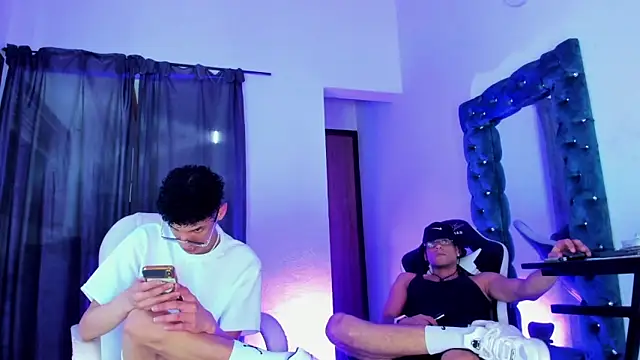 Snapshot of daddys_insanee chatting on November 6, 2025, 4:13 am daddys insanee online show from November 6, 2025, 4:13 am