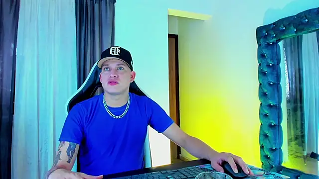 Snapshot of daddys_insanee chatting on November 10, 2025, 12:04 pm daddys insanee online show from November 10, 2025, 12:04 pm